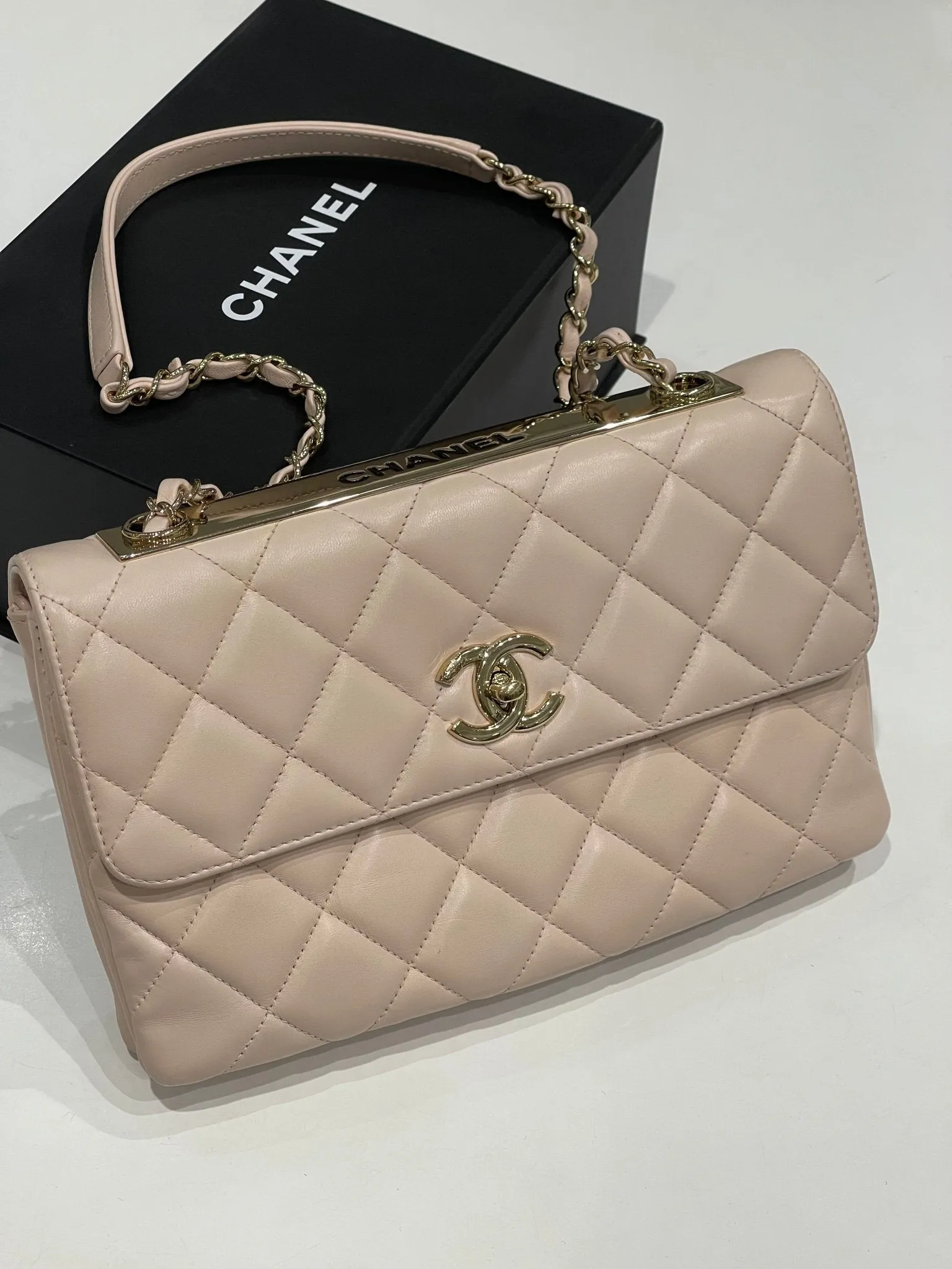 Chanel - sac trendy rose plaque dorée