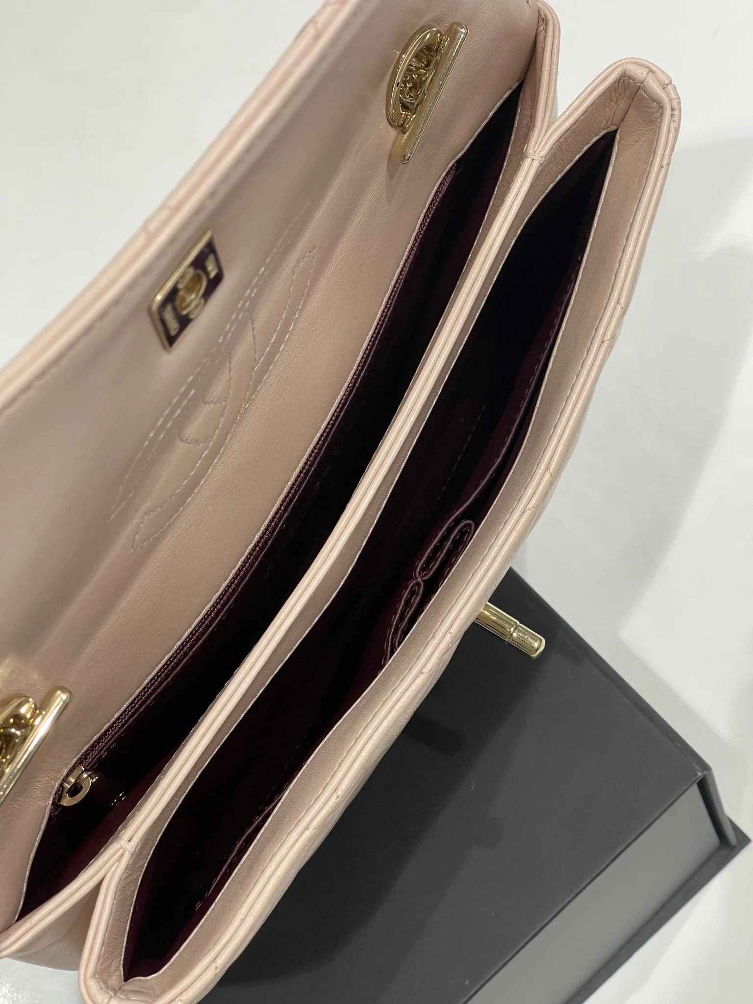 Chanel - sac trendy rose plaque dorée